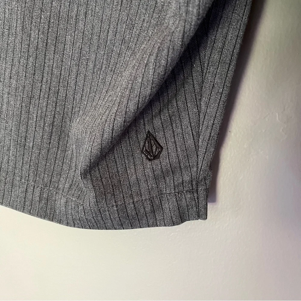 VOLCOM Y2K Vintage Gray Pinstripe Bermuda Board Shorts Embroidered Logo Size 32